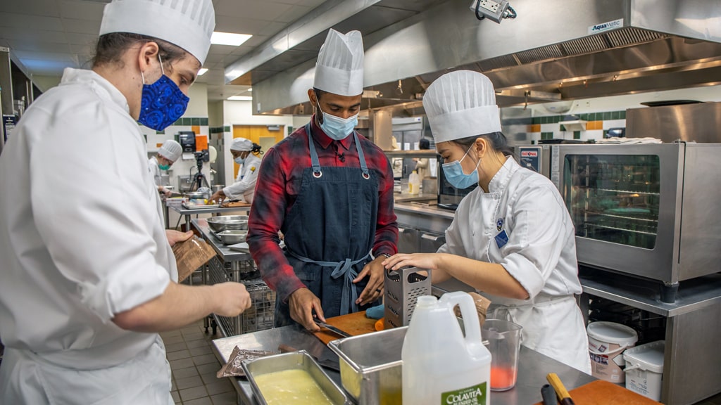Justin Bethel working with JWU Providence Therapeutic Cuisine students.