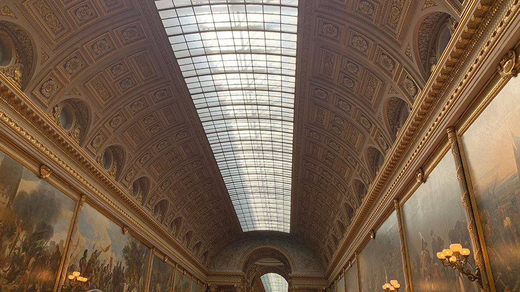 photo inside the lourve paris, hall of paintings
