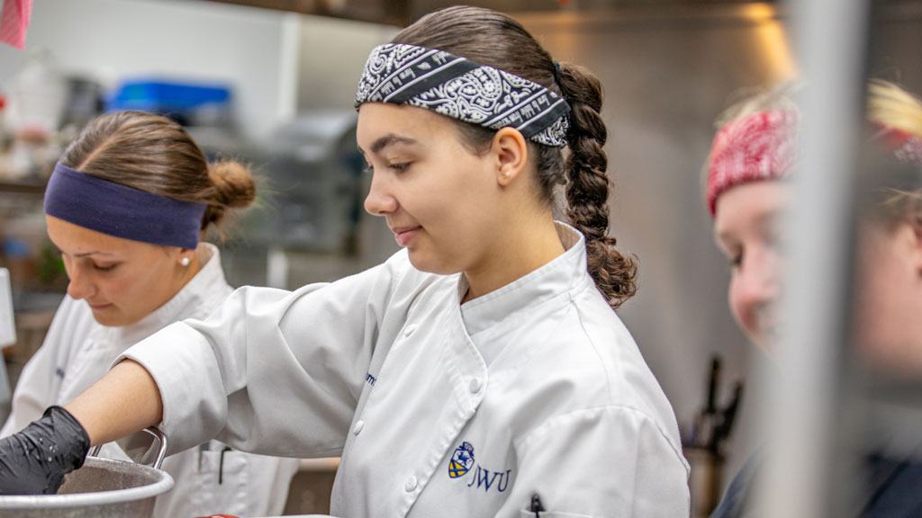 Angela Mumford '25 (R) and Olivia Mason '26