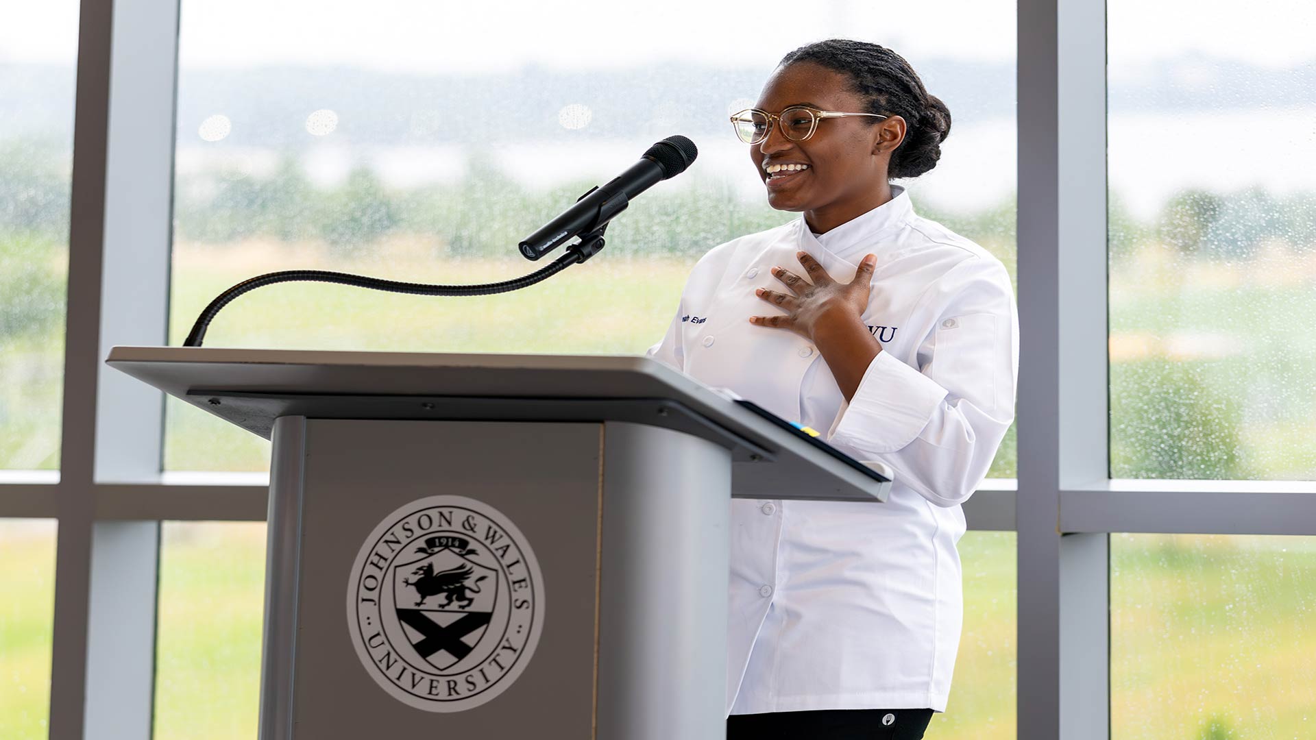 Speaker Johanna Evans reading her speech at the Epicurean Event.